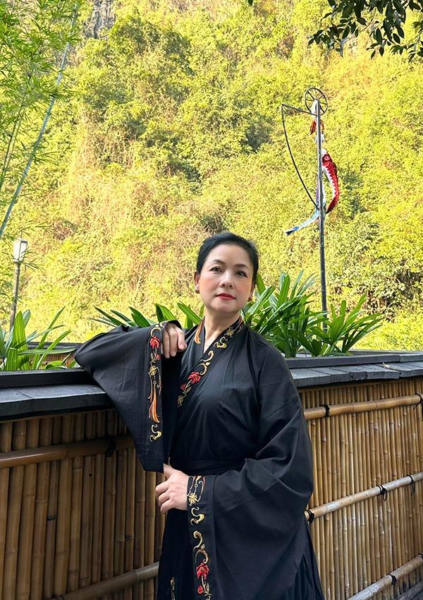 Nhan sắc trẻ đẹp của NSND Thu Quế ở tuổi 55-8