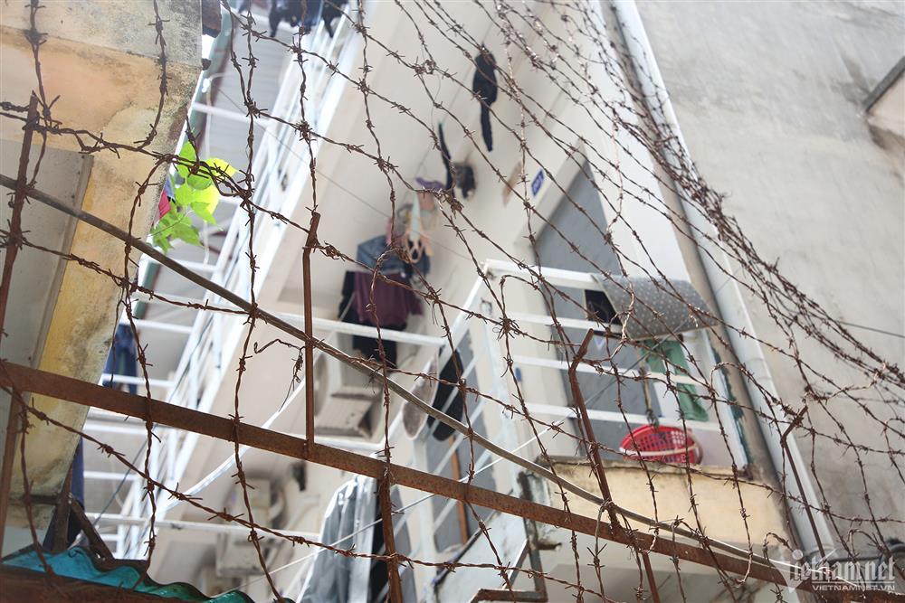 Loạt nhà trọ quây kín thép gai, lồng sắt gần hiện trường vụ cháy 14 người chết-5
