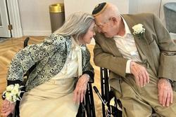 Hai cụ già hơn 100 tuổi kết hôn sau 9 năm hẹn hò