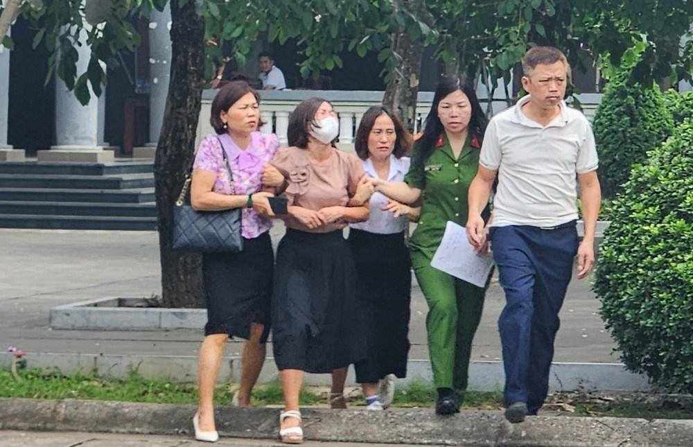 Bần thần nhận xác chị tại nhà tang lễ sau vụ cháy ở Trung Kính, nam thanh niên nghẹn ngào: Chị tôi mới lấy chồng 2 tháng...-3