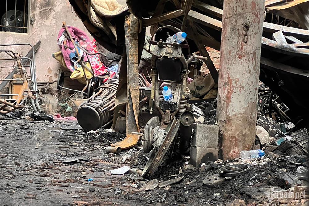 Xe đạp điện để kín tầng 1 ngôi nhà bị cháy ở Trung Kính-7