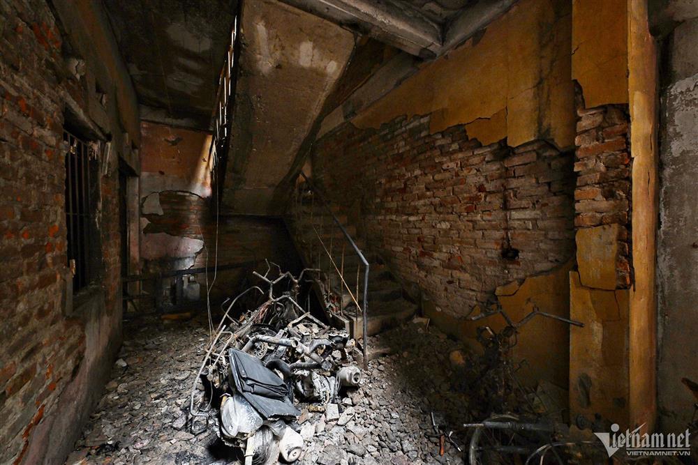 Xe đạp điện để kín tầng 1 ngôi nhà bị cháy ở Trung Kính-8