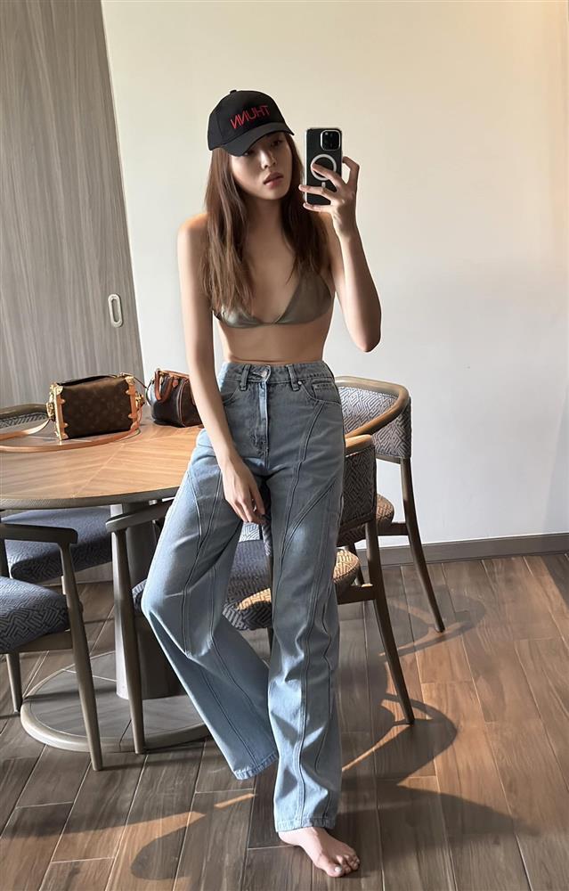 Kỳ Duyên mặc váy xẻ cổ sâu không lo sự cố, khoe dáng thắt đáy lưng ong-6