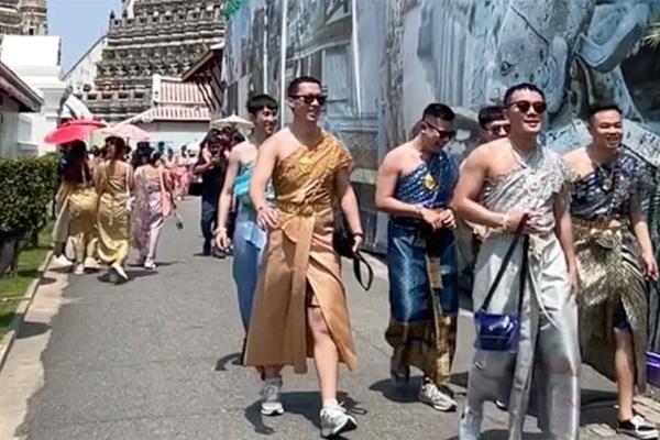 Rộ trào lưu khách nam mặc váy đi chùa Thái Lan-1