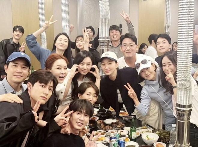 Ánh mắt see tình đắm đuối của Kim Soo Hyun dành cho Kim Ji Won khiến MXH bùng nổ-4