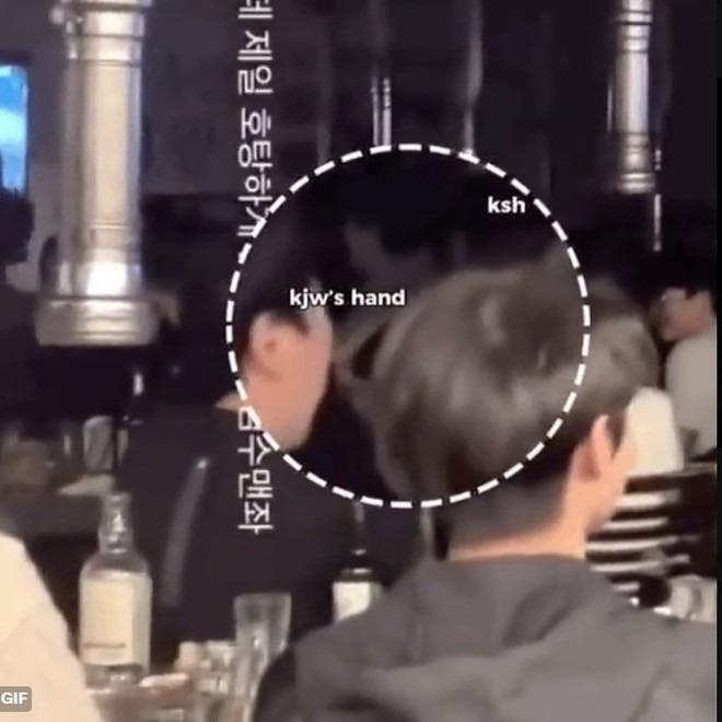 Ánh mắt see tình đắm đuối của Kim Soo Hyun dành cho Kim Ji Won khiến MXH bùng nổ-6