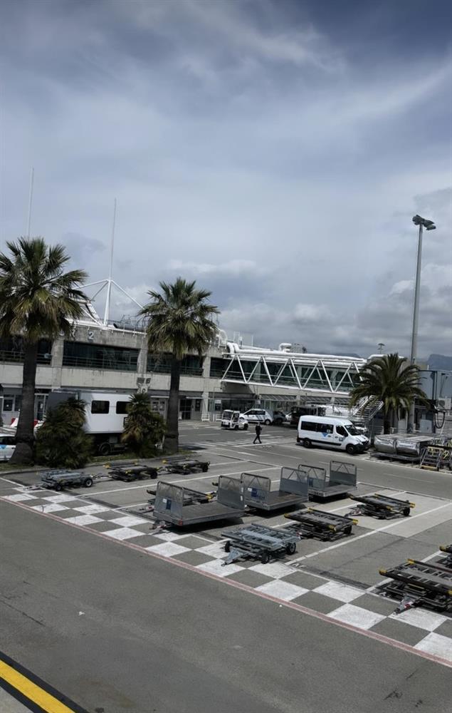 Á hậu Việt hoang mang vì gặp sự cố sát nút trong lần đầu đến LHP Cannes-6