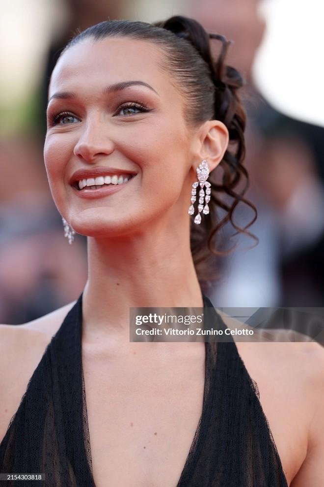 Á hậu Việt hoang mang vì gặp sự cố sát nút trong lần đầu đến LHP Cannes-12