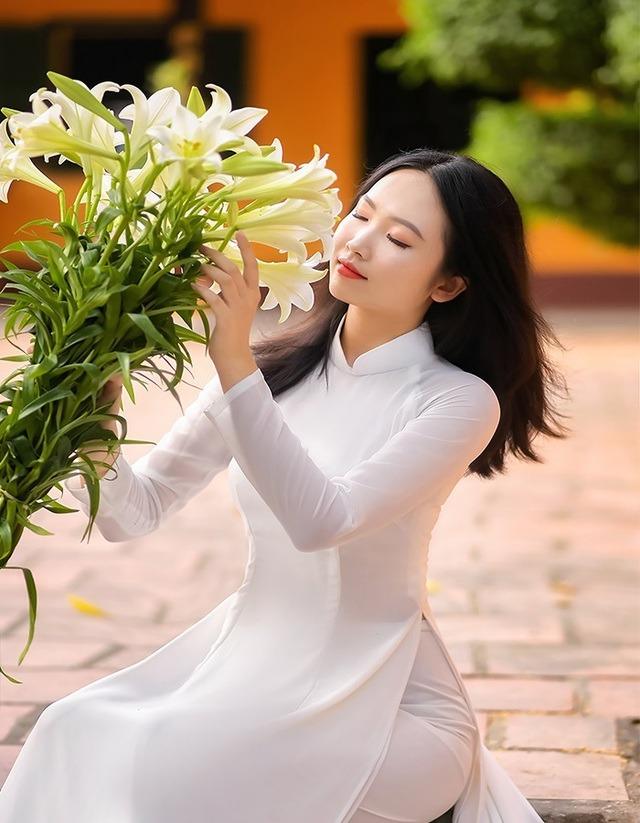 Tháng 4, tháng 5 hoa loa kèn nở rộ và bất ngờ ý nghĩa phong thủy của hoa loa kèn-2