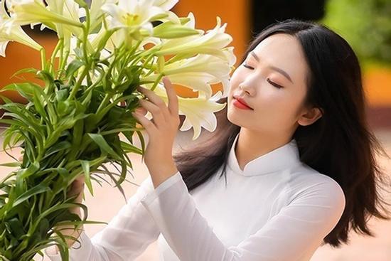 Tháng 4, tháng 5 hoa loa kèn nở rộ và bất ngờ ý nghĩa phong thủy của hoa loa kèn