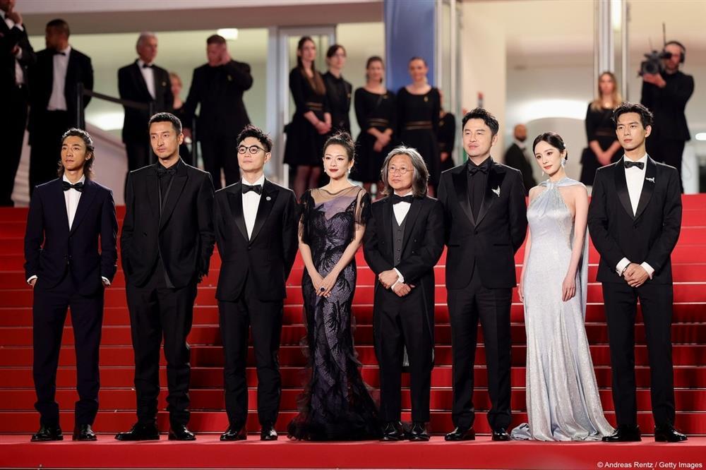 Cannes ngày 11: Vợ chồng Á hậu Phương Nga - Bình An cùng dàn mỹ nhân diện váy xẻ sâu-1
