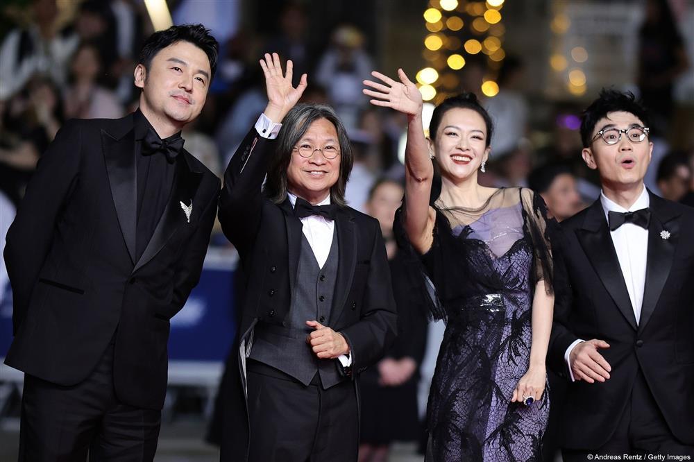 Cannes ngày 11: Vợ chồng Á hậu Phương Nga - Bình An cùng dàn mỹ nhân diện váy xẻ sâu-4