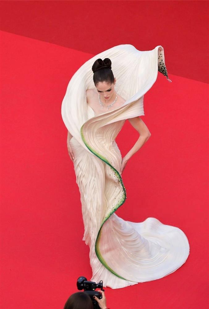 Cannes ngày 11: Vợ chồng Á hậu Phương Nga - Bình An cùng dàn mỹ nhân diện váy xẻ sâu-6