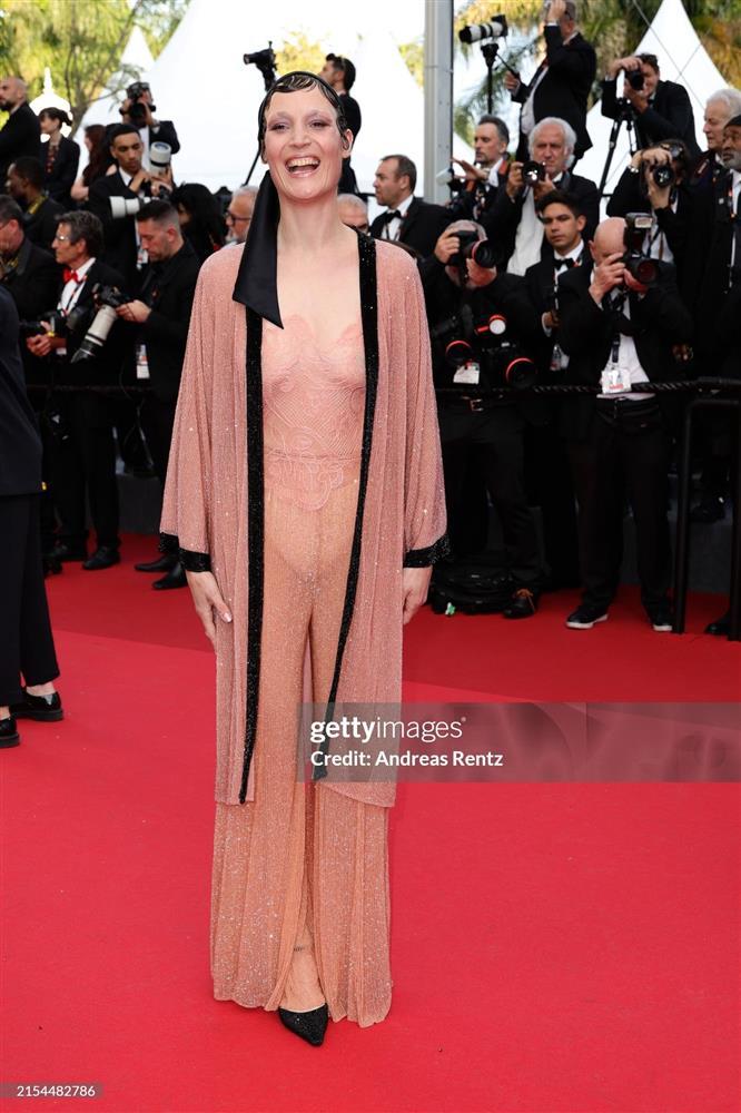 Cannes ngày 11: Vợ chồng Á hậu Phương Nga - Bình An cùng dàn mỹ nhân diện váy xẻ sâu-10