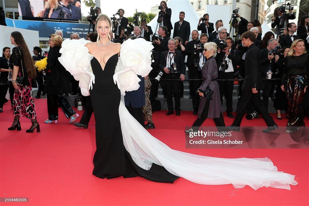 Cannes ngày 11: Vợ chồng Á hậu Phương Nga - Bình An cùng dàn mỹ nhân diện váy xẻ sâu-11