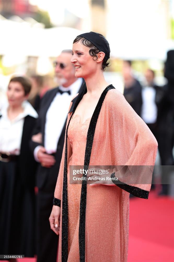 Cannes ngày 11: Vợ chồng Á hậu Phương Nga - Bình An cùng dàn mỹ nhân diện váy xẻ sâu-9