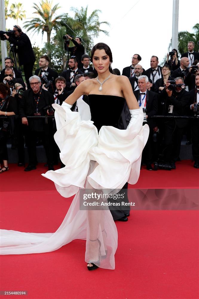 Cannes ngày 11: Vợ chồng Á hậu Phương Nga - Bình An cùng dàn mỹ nhân diện váy xẻ sâu-13