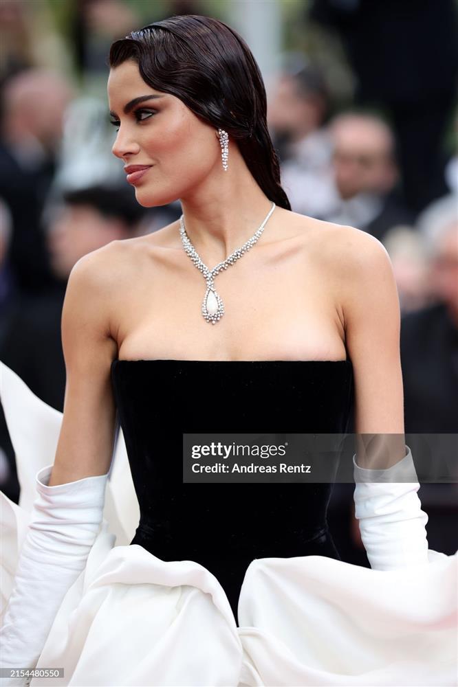 Cannes ngày 11: Vợ chồng Á hậu Phương Nga - Bình An cùng dàn mỹ nhân diện váy xẻ sâu-14