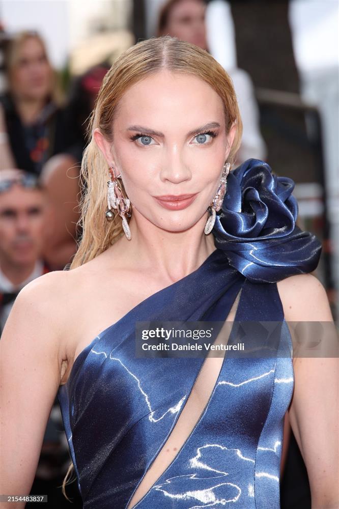 Cannes ngày 11: Vợ chồng Á hậu Phương Nga - Bình An cùng dàn mỹ nhân diện váy xẻ sâu-17