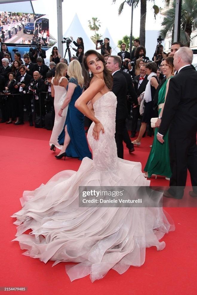 Cannes ngày 11: Vợ chồng Á hậu Phương Nga - Bình An cùng dàn mỹ nhân diện váy xẻ sâu-22