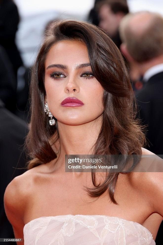 Cannes ngày 11: Vợ chồng Á hậu Phương Nga - Bình An cùng dàn mỹ nhân diện váy xẻ sâu-23