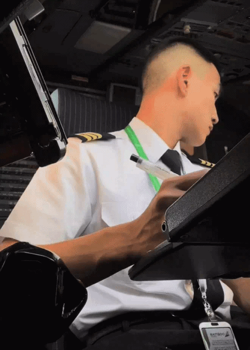 Xuất hiện thêm cực phẩm phi công: Sinh năm 2000, sáng đi huấn luyện bay chiều về làm mẫu ảnh với visual siêu bảnh-1