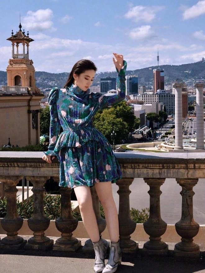 Cận cảnh chiếc váy dìm nhan sắc thần tiên tỷ tỷ của Lưu Diệc Phi-1