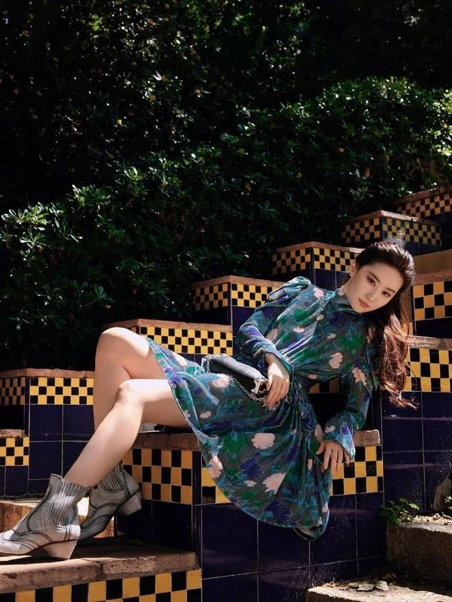 Cận cảnh chiếc váy dìm nhan sắc thần tiên tỷ tỷ của Lưu Diệc Phi-2