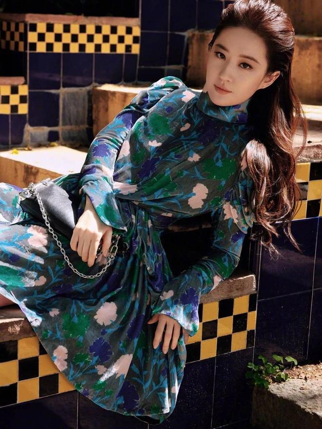 Cận cảnh chiếc váy dìm nhan sắc thần tiên tỷ tỷ của Lưu Diệc Phi-4