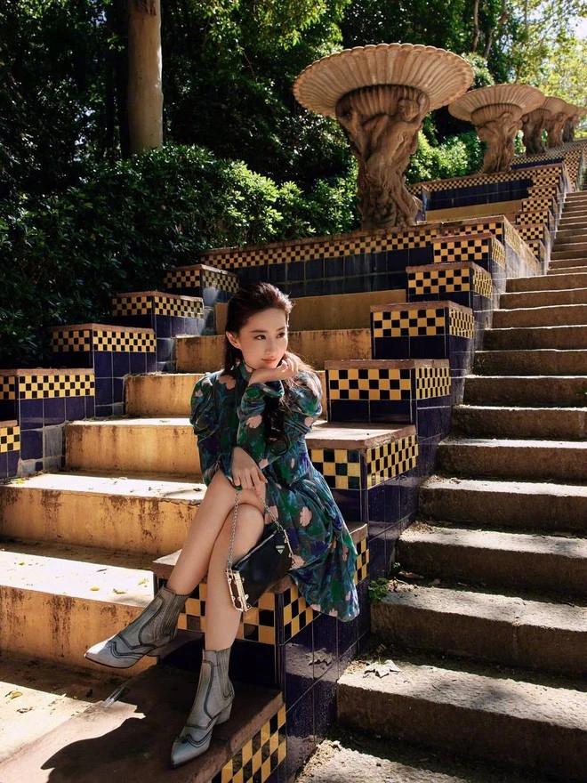 Cận cảnh chiếc váy dìm nhan sắc thần tiên tỷ tỷ của Lưu Diệc Phi-5