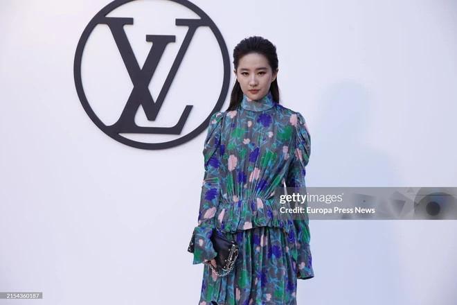 Cận cảnh chiếc váy dìm nhan sắc thần tiên tỷ tỷ của Lưu Diệc Phi-7