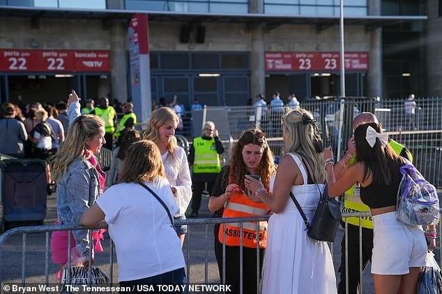 Người hâm mộ giận dữ phá hàng rào tại show Taylor Swift-1