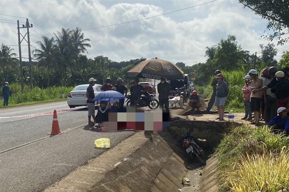 Xe máy lao xuống mương thoát nước, 2 người đàn ông tử vong tại chỗ-1