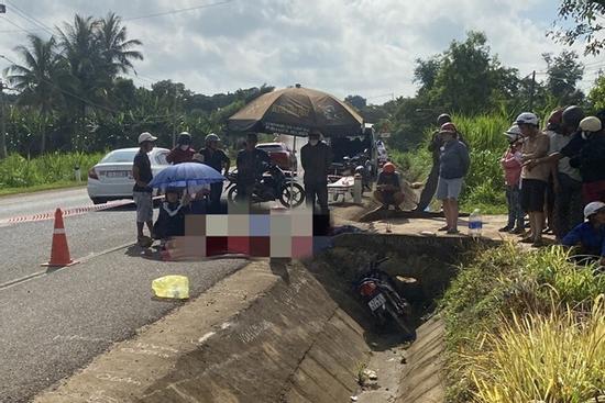 Xe máy lao xuống mương thoát nước, 2 người đàn ông tử vong tại chỗ