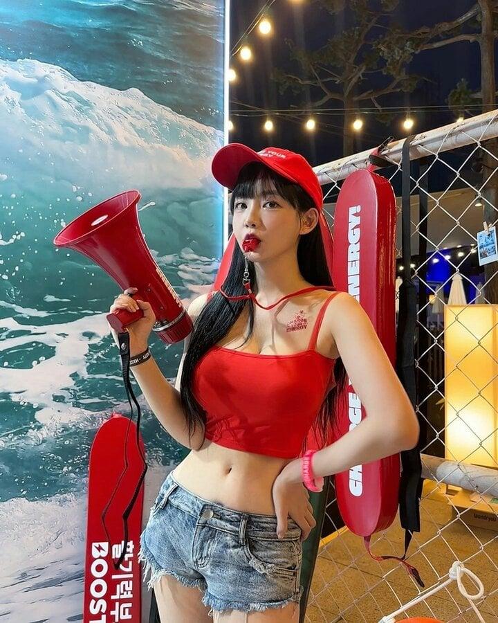 MC thể thao bị pháo điện bắn trúng mặt khi đang dẫn chương trình-2