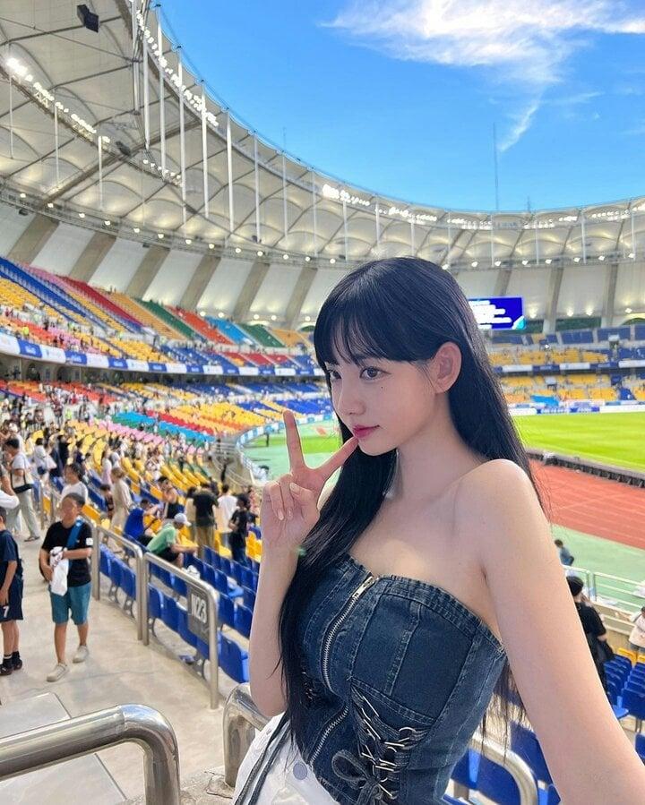 MC thể thao bị pháo điện bắn trúng mặt khi đang dẫn chương trình-3