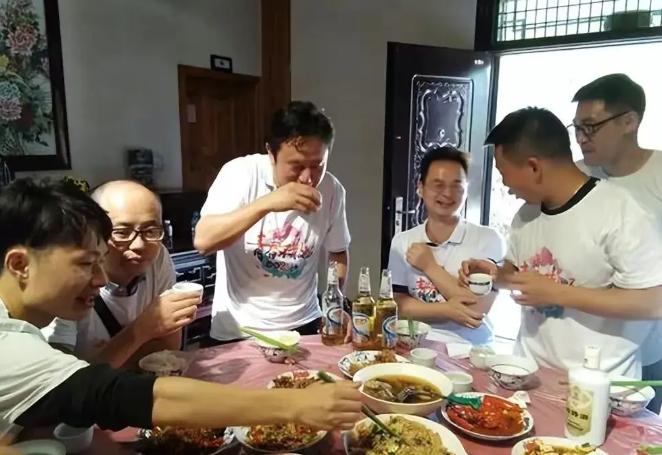 Đi họp lớp cấp 2, người râu tóc điểm bạc vẫn thất nghiệp, người ly hôn chồng khiến tôi nhận ra 5 SỰ THẬT phũ phàng!-1