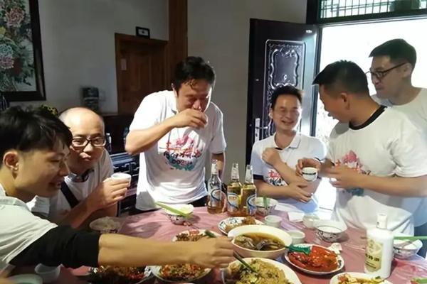 Nghỉ việc ở nhà bán hàng, câu nói của chồng lúc ăn cơm khiến vợ tức nghẹn-2