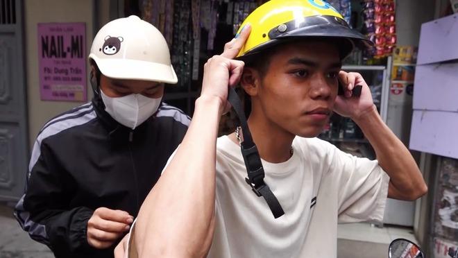 Hai người hùng trở về khu nhà trọ thắp hương cho những người xấu số trong vụ cháy ở Hà Nội-2