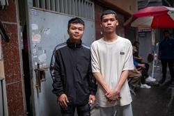 Hai 'người hùng' trở về khu nhà trọ thắp hương cho những người xấu số trong vụ cháy ở Hà Nội
