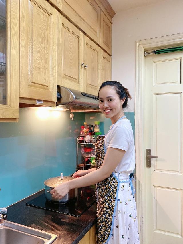 Vợ NSND Công Lý khoe bếp mới, thực hành món ăn lấy lại sức khỏe cho chồng-8