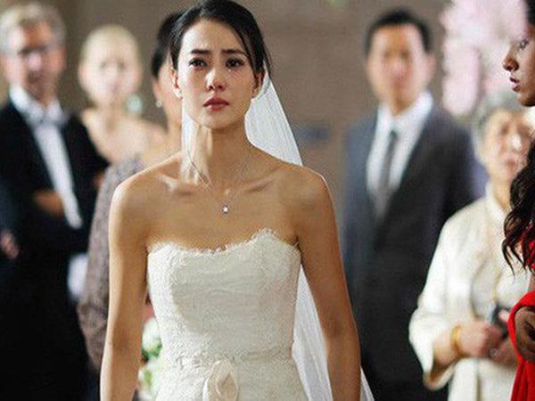 Chơi lớn tổ chức đám cưới tiền tỷ, ngay lúc trao nhẫn cưới chú rể run rẩy nghe tiếng gọi phía sau-1