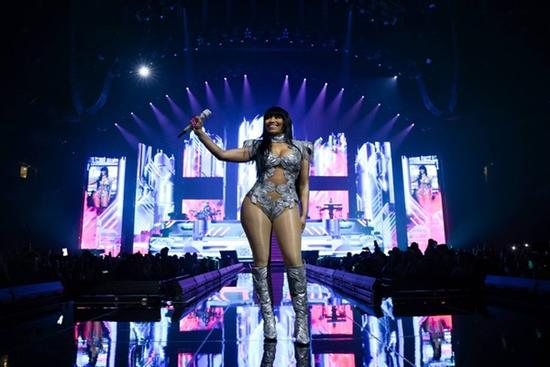 Nicki Minaj bị cảnh sát bắt vì nghi mang chất cấm chỉ vài tiếng trước giờ diễn concert, hàng chục nghìn khán giả hoang mang!