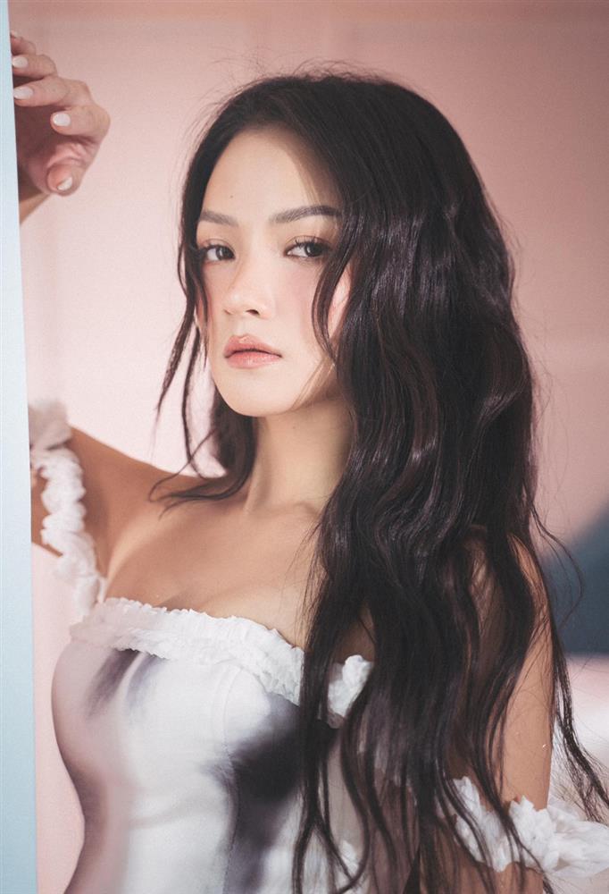 Ngôi nhà 600m2 ngập sắc màu như cung điện cổ tích của Thủy Top-1