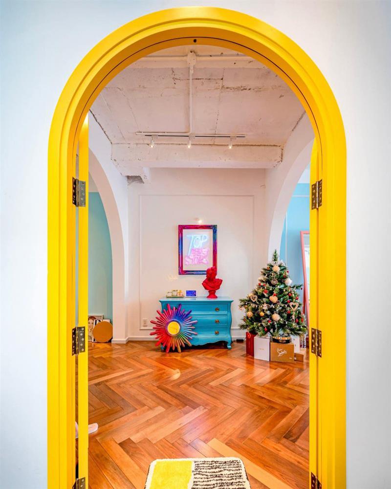 Ngôi nhà 600m2 ngập sắc màu như cung điện cổ tích của Thủy Top-9