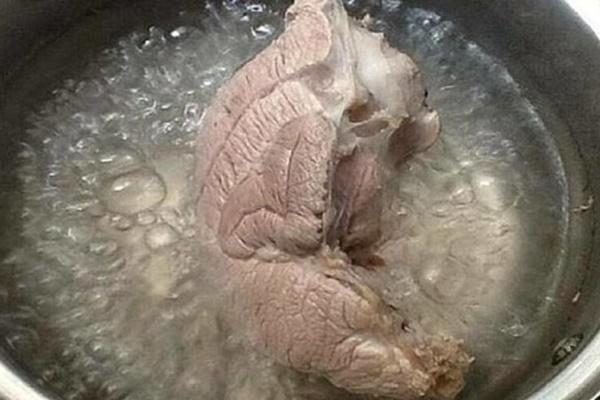 Có nên dùng nước luộc thịt nấu canh?-2