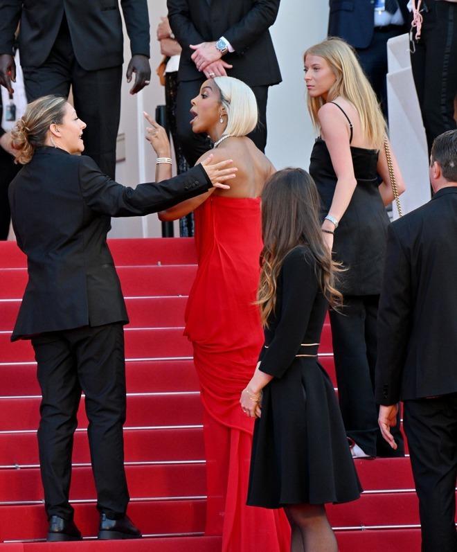 Hoa hậu va chạm nảy lửa, xô ngã nhân viên BTC Cannes ngay ở thảm đỏ chỉ vì… chiếc váy-3