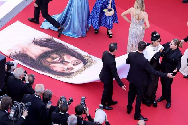 Hoa hậu va chạm nảy lửa, xô ngã nhân viên BTC Cannes ngay ở thảm đỏ chỉ vì… chiếc váy-1