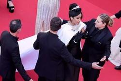 Hoa hậu va chạm nảy lửa, xô ngã nhân viên BTC Cannes ngay ở thảm đỏ chỉ vì… chiếc váy