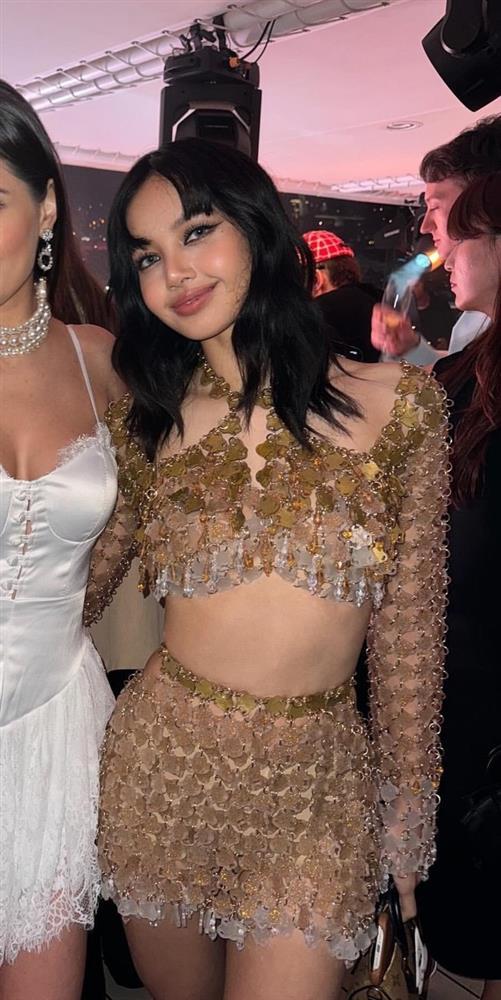 Lisa (BlackPink) mặc váy sexy, đứng cạnh bạn trai tỷ phú-1